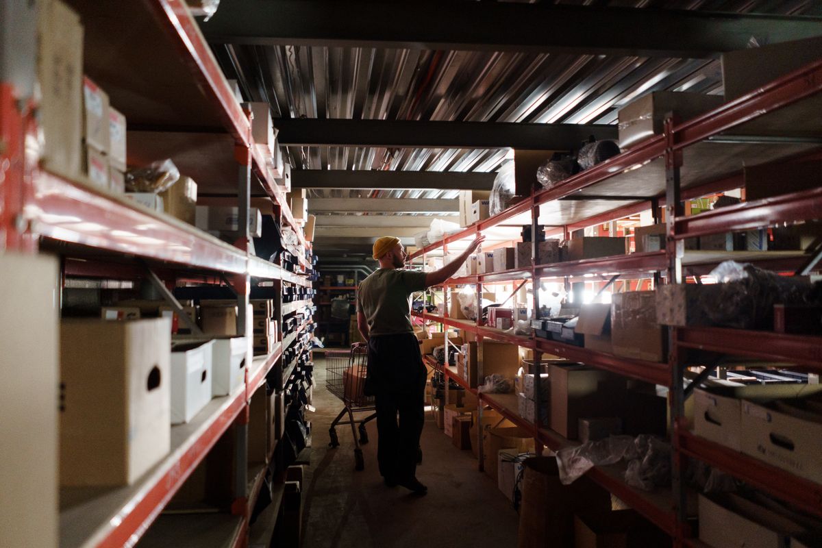 Almacén industrial con estanterías